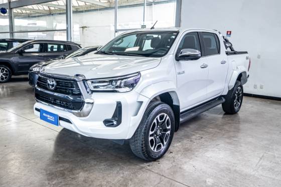 TOYOTA HILUX 2.8 D-4D TURBO DIESEL CD SRX PLUS 4X4 AUTOMÁTICO